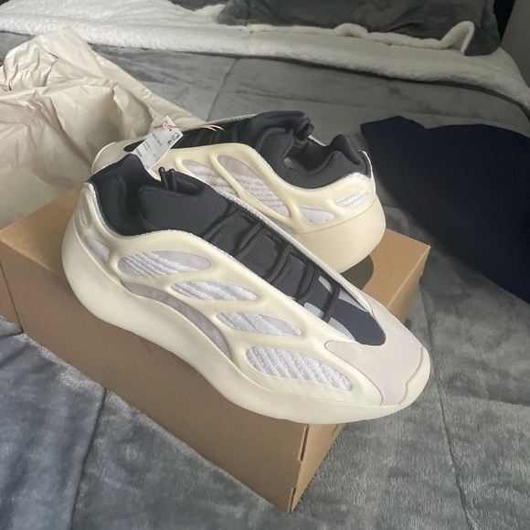 YEEZY 700 V3 AZAEL *BRAND NEW FROM YEEZY DAY* - Picture 7 of 10
